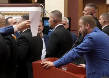Deputetët e PD bllokojnë foltoren, nuk lejojnë deputetin Ardit Bido të mbajë fjalën