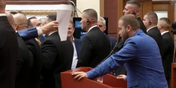 Deputetët e PD bllokojnë foltoren, nuk lejojnë deputetin Ardit Bido të mbajë fjalën