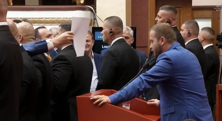 Deputetët e PD bllokojnë foltoren, nuk lejojnë deputetin Ardit Bido të mbajë fjalën