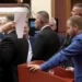 Deputetët e PD bllokojnë foltoren, nuk lejojnë deputetin Ardit Bido të mbajë fjalën
