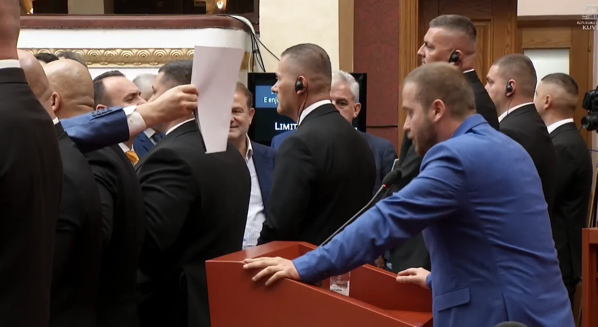 Deputetët e PD bllokojnë foltoren  nuk lejojnë deputetin Ardit Bido të mbajë fjalën