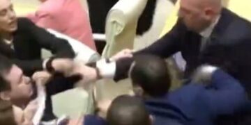 VIDEO/ Deputetët e opozitës dhe mazhorancës sherr me grushte në Gjeorgji
