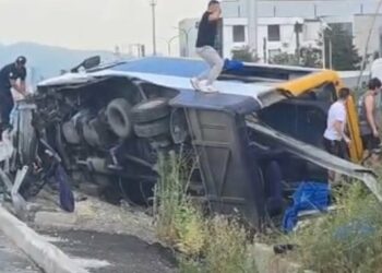 Përmbyset autobusi i linjës së Beratit në aksin Durrës-Tiranë,humbin jetën 2 persona