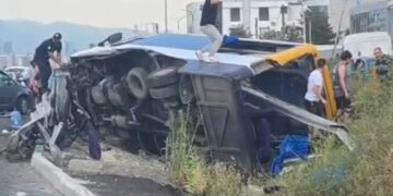 Përmbyset autobusi i linjës së Beratit në aksin Durrës-Tiranë,humbin jetën 2 persona