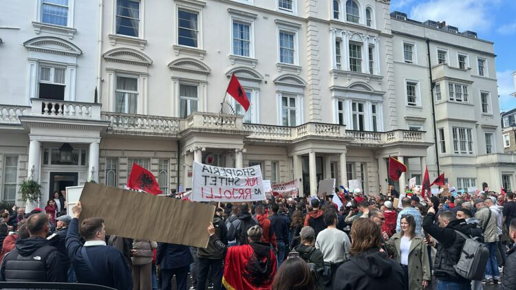 Zvërneci, shqiptarët në Britaninë e Madhe protestë para ambasadës shqiptare