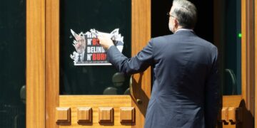 “Rama n’burg, Belinda n’burg”/ Klosi gris pankartën e vendosur në derën e Kuvendit