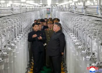 Kim Jong Un inspekton centralin e ri bërthamor, planifikon rritje të prodhimit