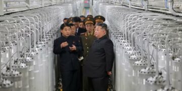 Kim Jong Un inspekton centralin e ri bërthamor, planifikon rritje të prodhimit