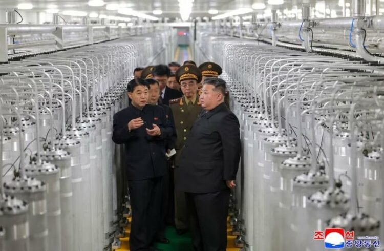 Kim Jong Un inspekton centralin e ri bërthamor, planifikon rritje të prodhimit