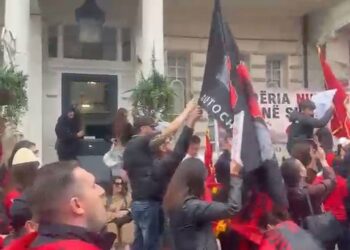 “Zvërneci”, shqiptarët në Britani në ditën e dytë të protestës