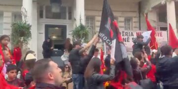 “Zvërneci”, shqiptarët në Britani në ditën e dytë të protestës