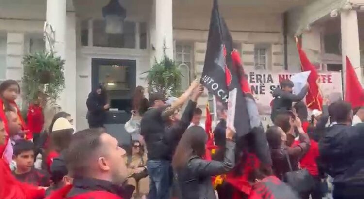 “Zvërneci”, shqiptarët në Britani në ditën e dytë të protestës