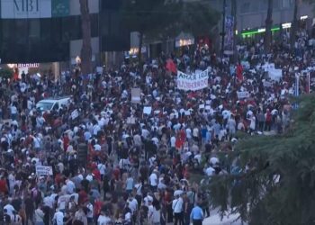 Reuters transmeton live protestën para Kryeministrisë