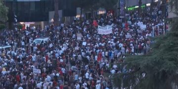 Reuters transmeton live protestën para Kryeministrisë