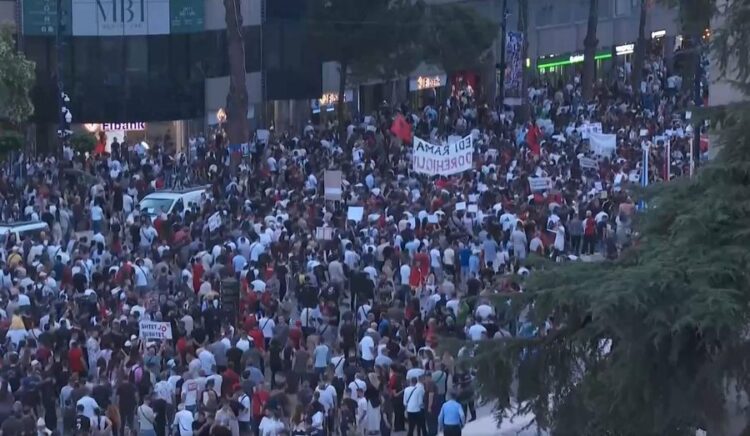 Reuters transmeton live protestën para Kryeministrisë