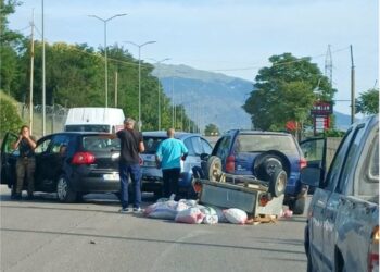 Aksident në aksin Gjirokastër-Tepelenë, përplasen tre automjete