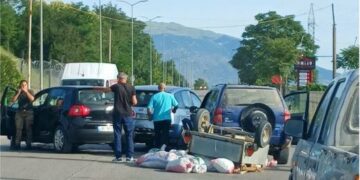 Aksident në aksin Gjirokastër-Tepelenë, përplasen tre automjete