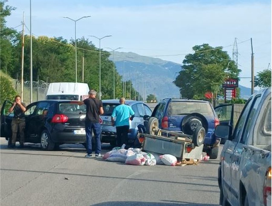 Aksident në aksin Gjirokastër Tepelenë  përplasen tre automjete