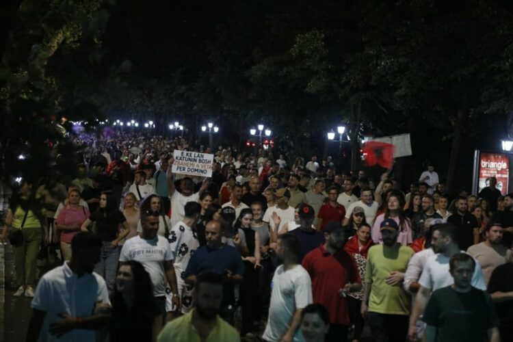 Protesta/ Procedohen 23 persona, Policia: Bllokuan qarkullimin e makinave në Tiranë