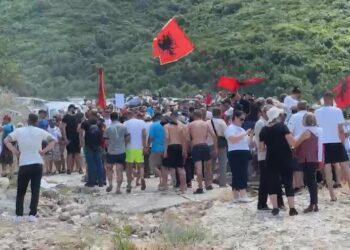 Tubim edhe në Jug, protestuesit prishin rrethimin 22-vjeçar të Kakomesë