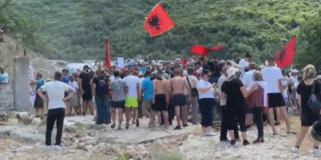 Tubim edhe në Jug, protestuesit prishin rrethimin 22-vjeçar të Kakomesë
