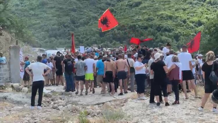 Tubim edhe në Jug, protestuesit prishin rrethimin 22-vjeçar të Kakomesë