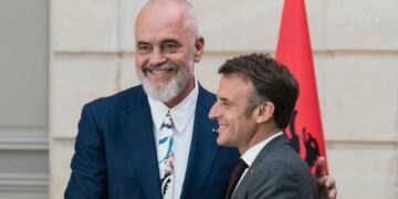 Rama vizitë në Francë, takohet me Macron