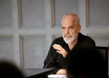 “Provova t’i vesh këpucët e kryeministrit”, Rama publikon mesazhin e qytetarit