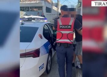 Qarkullonte i armatosur si pasagjer, vihet në pranga 21-vjeçari në Tiranë