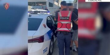 Qarkullonte i armatosur si pasagjer, vihet në pranga 21-vjeçari në Tiranë