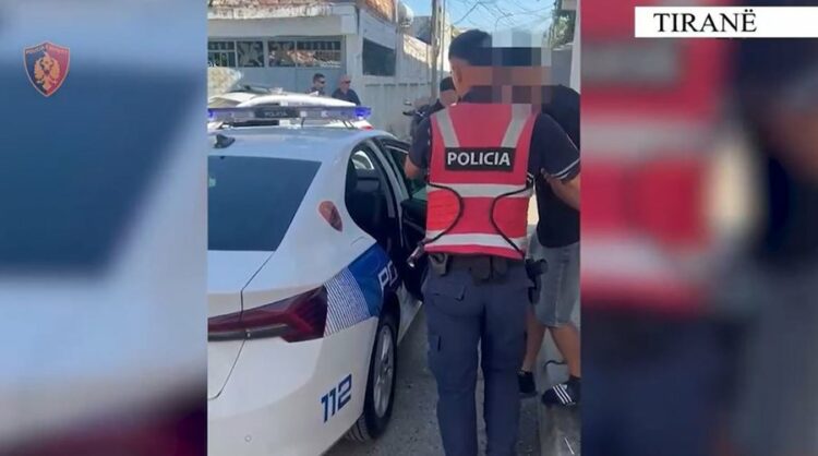 Qarkullonte i armatosur si pasagjer, vihet në pranga 21-vjeçari në Tiranë