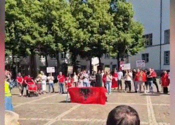 “Mos e shit vendin”, qindra shqiptarë protestojnë në Heidelberg të Gjermanisë