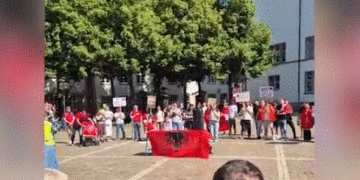 “Mos e shit vendin”, qindra shqiptarë protestojnë në Heidelberg të Gjermanisë