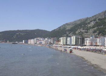 Shëngjin, 4 të rinj merren nga dallgët, dyshohet për viktima
