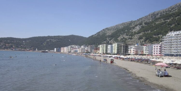 Shëngjin, 4 të rinj merren nga dallgët, dyshohet për viktima