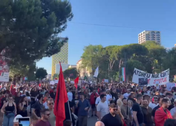 “Rama dorëhiqu”, fillon protesta e qytetarëve para Kryeministrisë