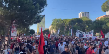 “Rama dorëhiqu”, fillon protesta e qytetarëve para Kryeministrisë