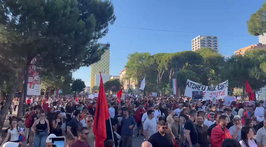 Protesta në Tiranë kundër qeverisë Rama: "Edi Rama dorëhiqu"

