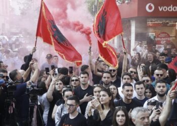 Protesta në Tiranë/ Një fëmijë humb mes qytetarëve