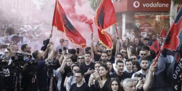 Protesta në Tiranë/ Një fëmijë humb mes qytetarëve
