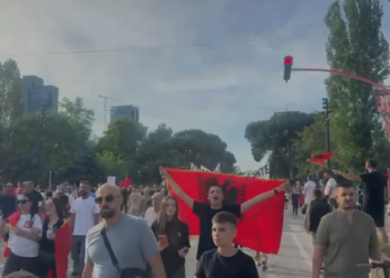 Zvërneci/ Dita e 7 e protestës, qytetarët protestojnë para Kryeministrisë