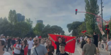 Zvërneci/ Dita e 7 e protestës, qytetarët protestojnë para Kryeministrisë