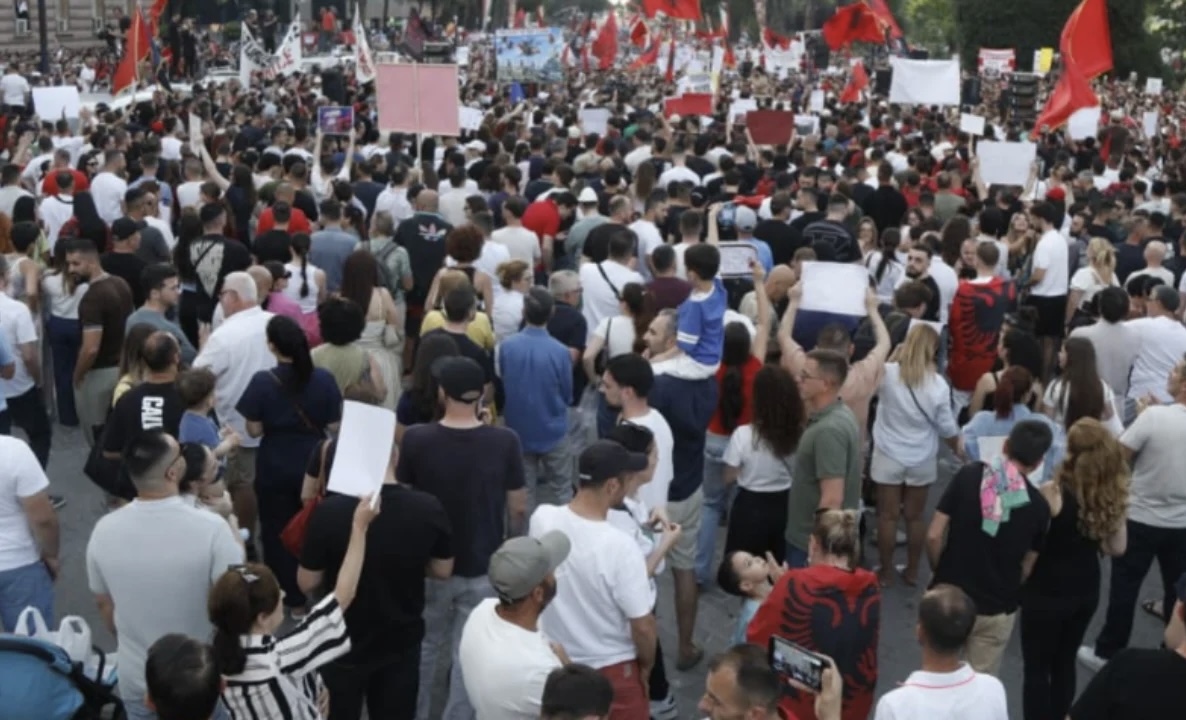 Qytetarët protestojnë për të 8-tën ditë radhazi kundër resortit në Zvërnec
