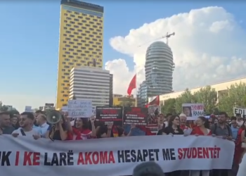 Dita e nëntë e protestës, qytetarët grumbullohen para Kryeministrisë