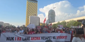 Dita e nëntë e protestës, qytetarët grumbullohen para Kryeministrisë