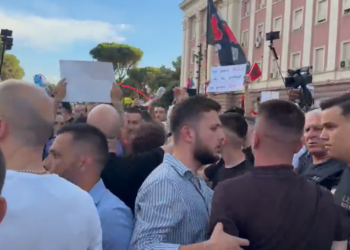 Protestuesit përplasen me anëtarë të FRPD: Opozitë e shitur