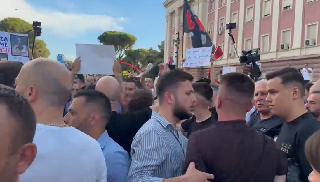 Protestuesit kundër FRPD-së: Tensionet para Kryeministrisë gjatë protestës
