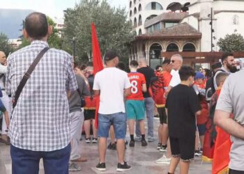 Protesta e 12-të/ Qytetarët kërkojnë largimin e Edi Ramës