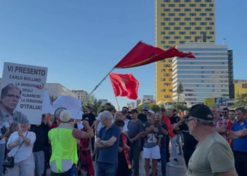 Dita e 13-të, qytetarët nisin protestën para Kryeministrisë