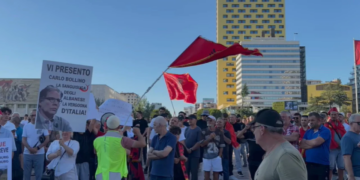 Dita e 13-të, qytetarët nisin protestën para Kryeministrisë